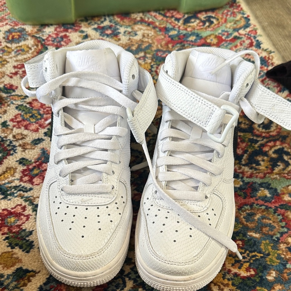 Nike White and Black Women's Sneakers - Picture 4 of 4